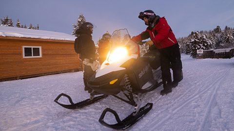 街の外はどこまでも続く大自然！スノーモービルでユーコンの雪一面の景色へ