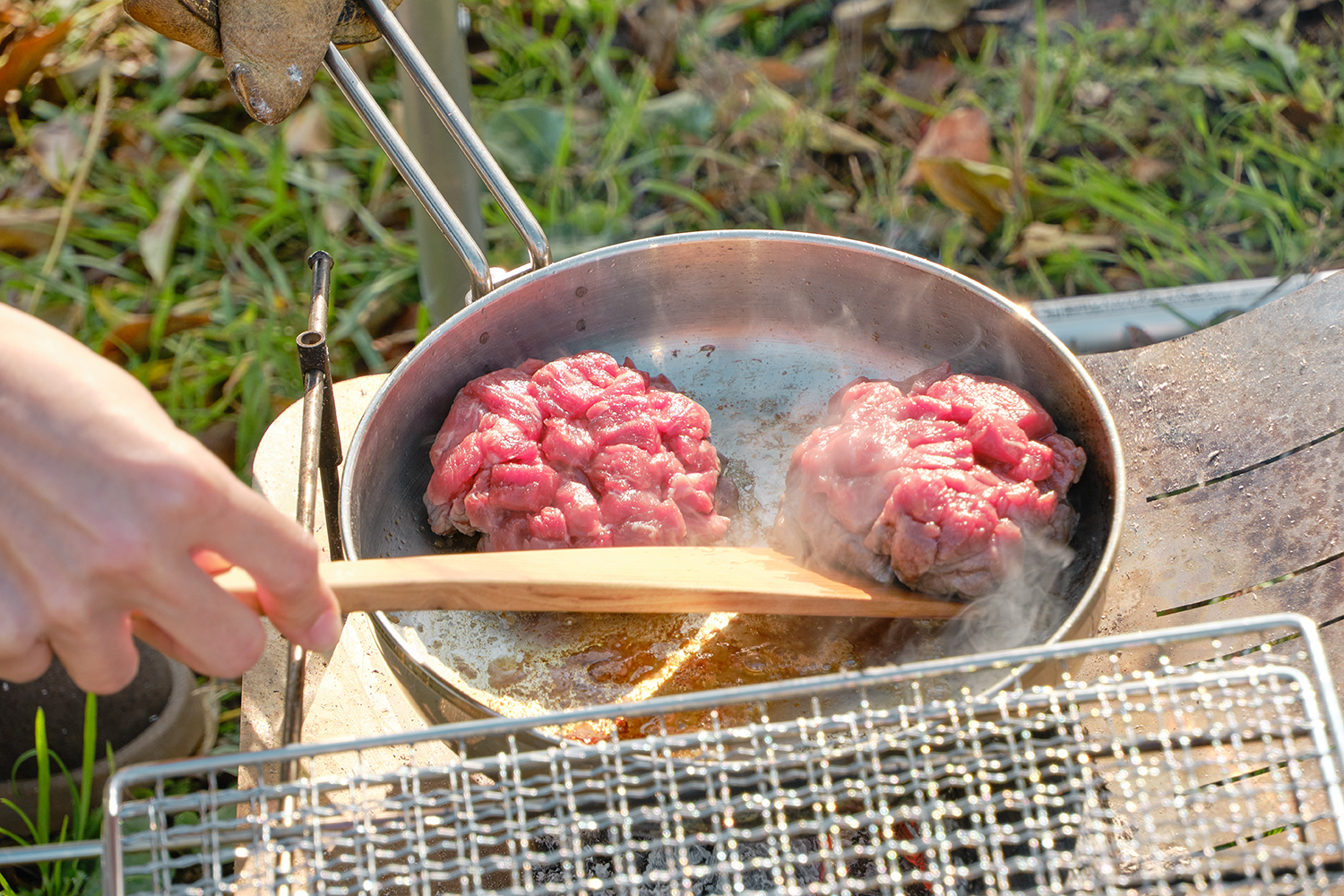 ステーキ肉でつくる牛肉100％ハンバーガー