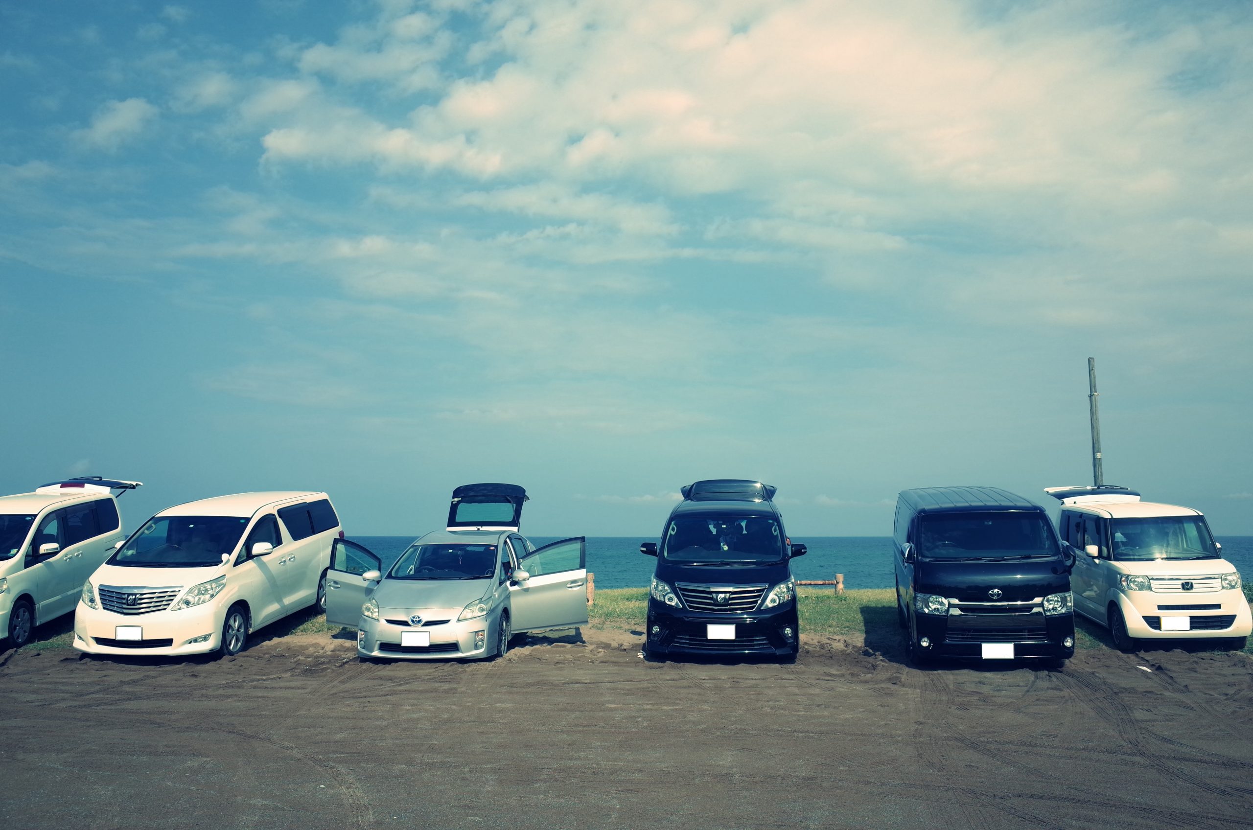 海辺に停まる車