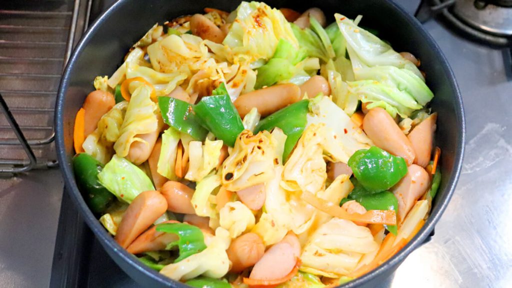 「やみつき旨ニラ」で作る「キャンプ中華の野菜炒め」のレシピ