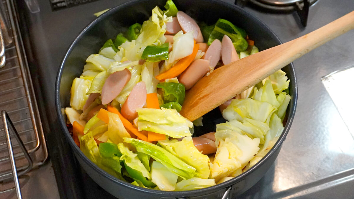「やみつき旨ニラ」で作る「キャンプ中華の野菜炒め」のレシピ