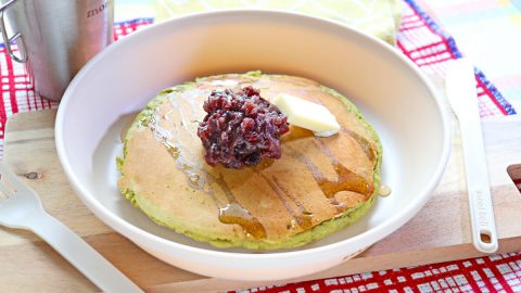 ダイソー食材だけで完成！幸せ気分のキャンプスイーツ「抹茶パンケーキ」レシピ