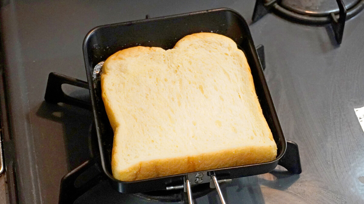ソロ鉄フライパンで食パンを焼く
