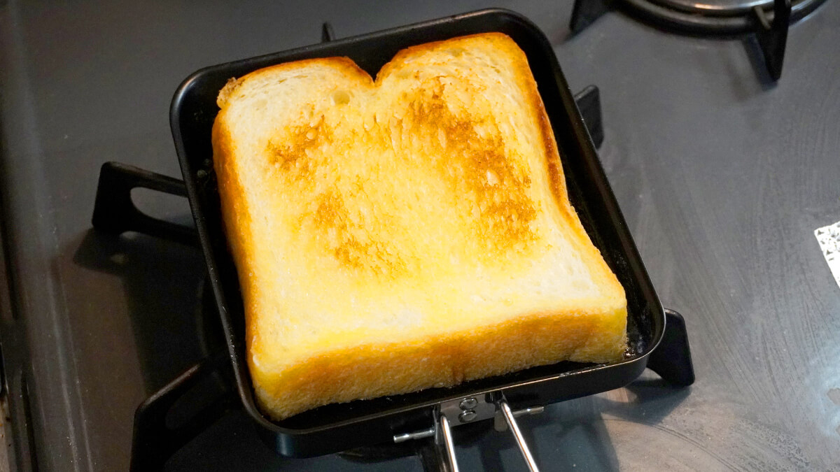 ソロ鉄フライパンで食パンを焼く