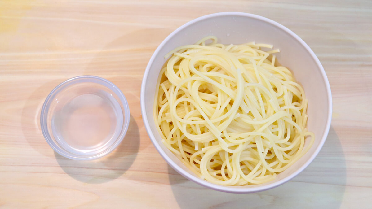 スパゲッティの水気を切り、茹で汁を取っておく