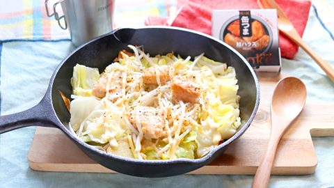 北海道グルメをキャンプ飯で！缶つま×スキレットで作る「鮭のちゃんちゃん焼き」
