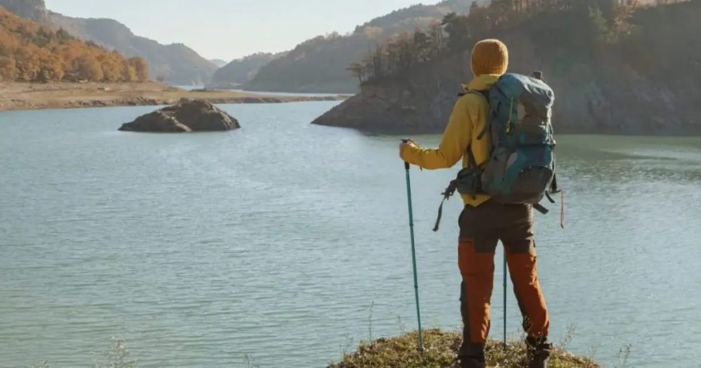 湖を見つめる男性