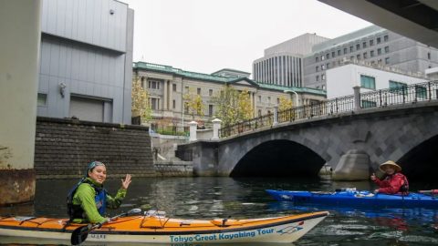 カヤックで東京の名所をめぐるツアーがおもしろい！水辺から見上げる素敵な景色が続々