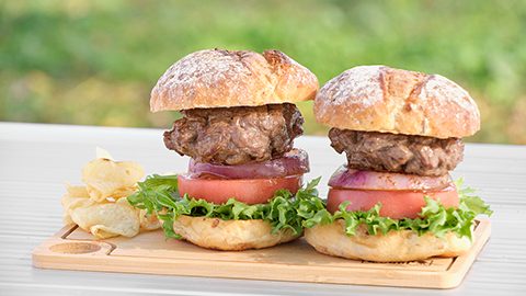 焚き火台で焼く！お手頃ステーキ肉でつくる牛肉100％ハンバーガー