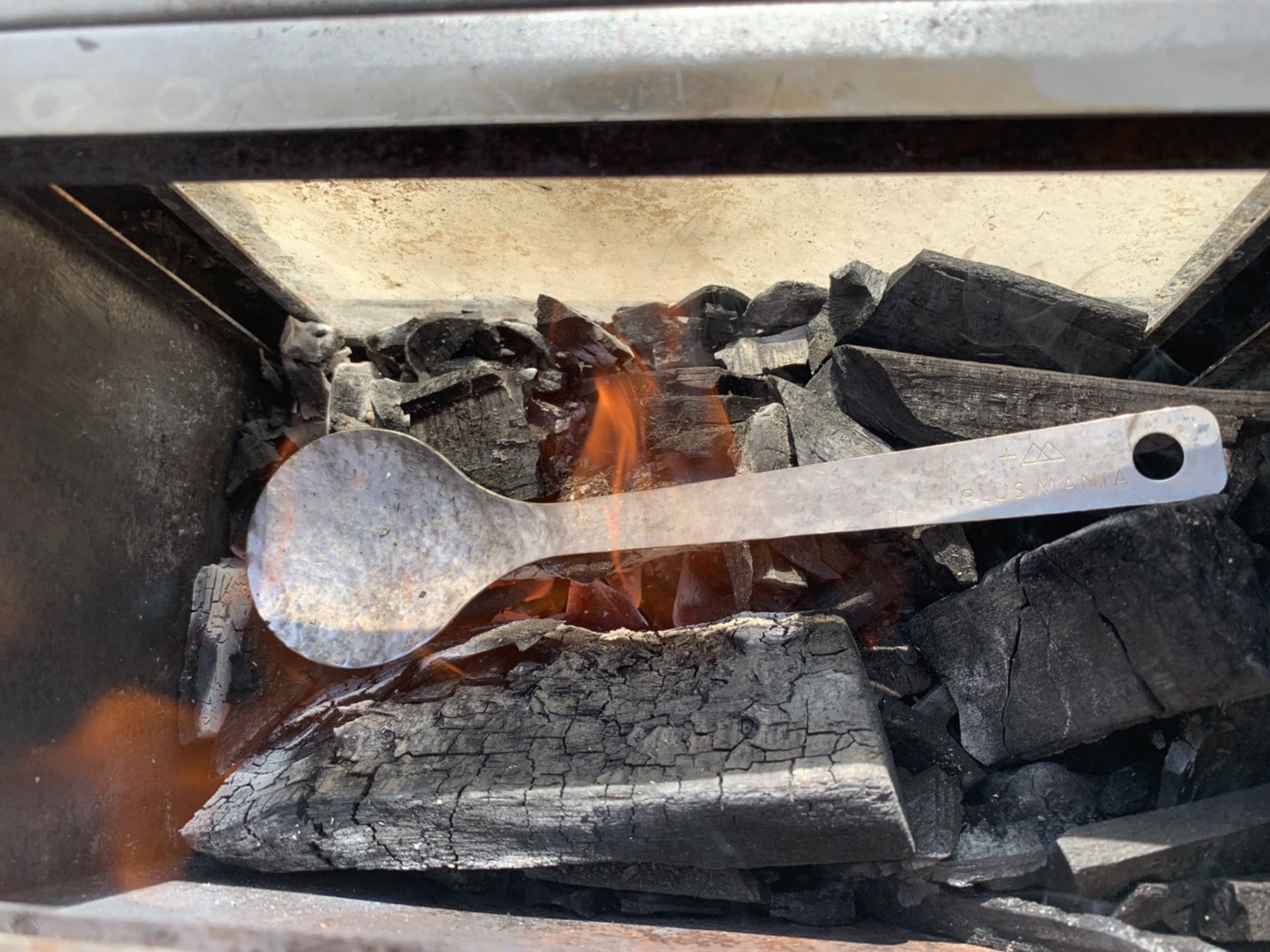 スプーンを炭火で焼く