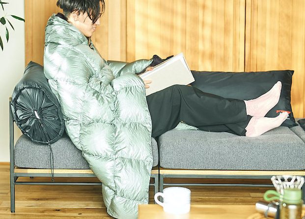 シュラフ感覚でうたた寝！ナンガのブランケットとコラボしたソファが登場