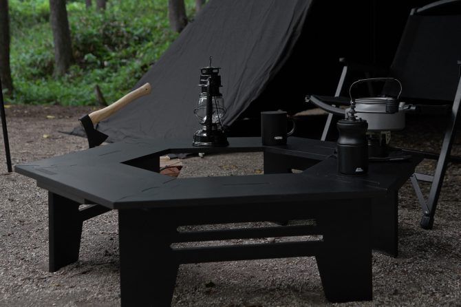 デザインはもちろん、安定感も抜群の「BLACK HEXATABLE」。