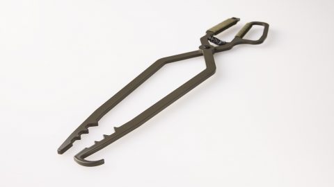 無骨なデザインで多機能なのがたまらない！「THE IRON FIELD GEAR」の3way鉄製火ばさみ