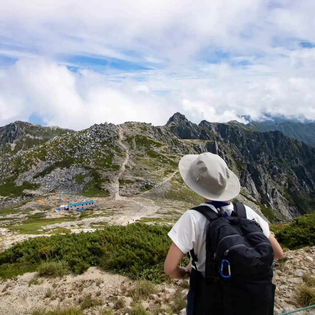 登山をする人物