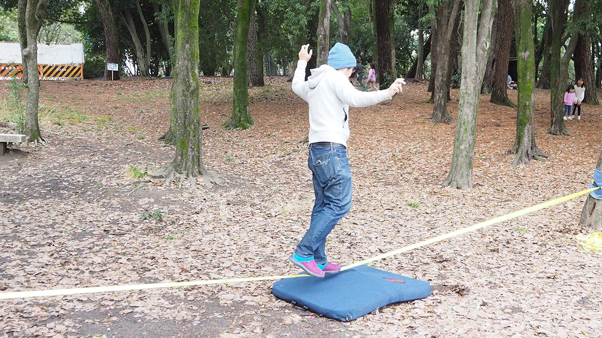 キャンプで盛り上がるスラックラインの楽しみ方