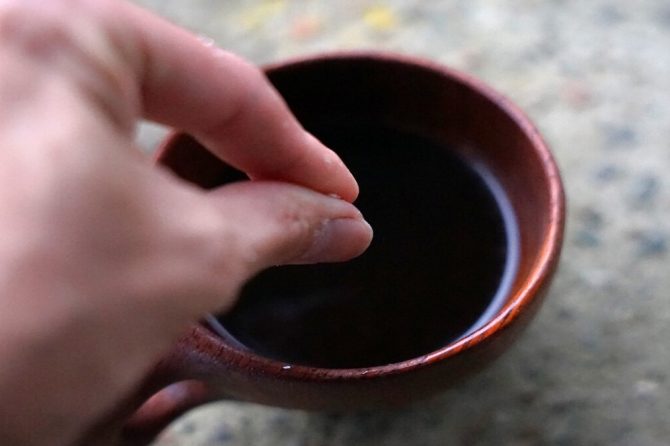 隠し味の塩を入れている様子