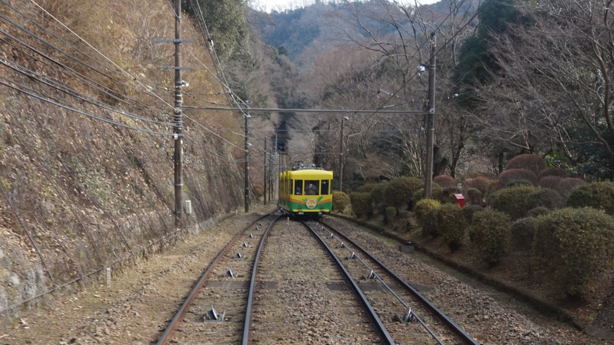 上りのケーブルカーとの行き違い