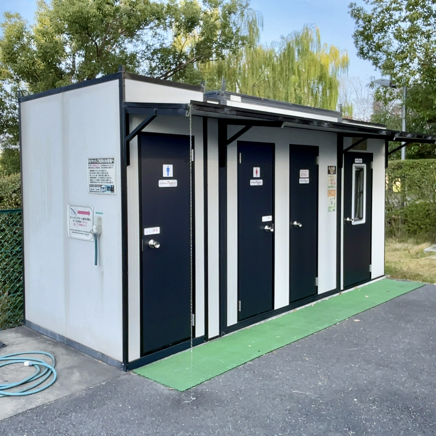 「RVパーク京都南 鴨川RVサイト」トイレ棟