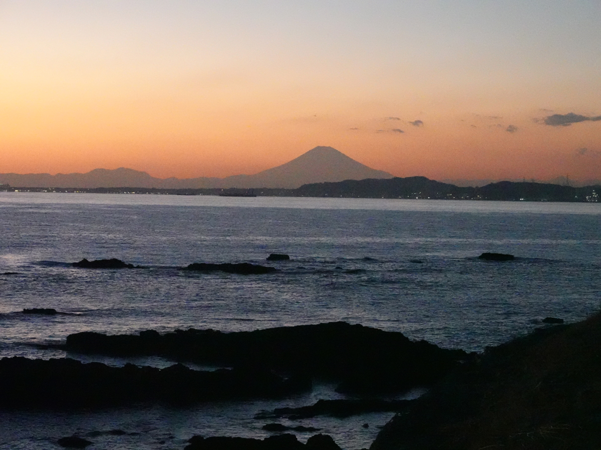 夕方、東京湾の向こうに見える富士山