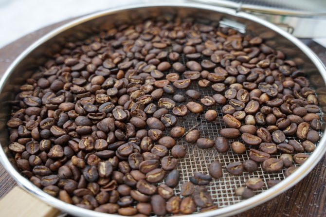 せっかくだから焚き火で自家焙煎してみない？コーヒーの生豆の焙煎方法を紹介