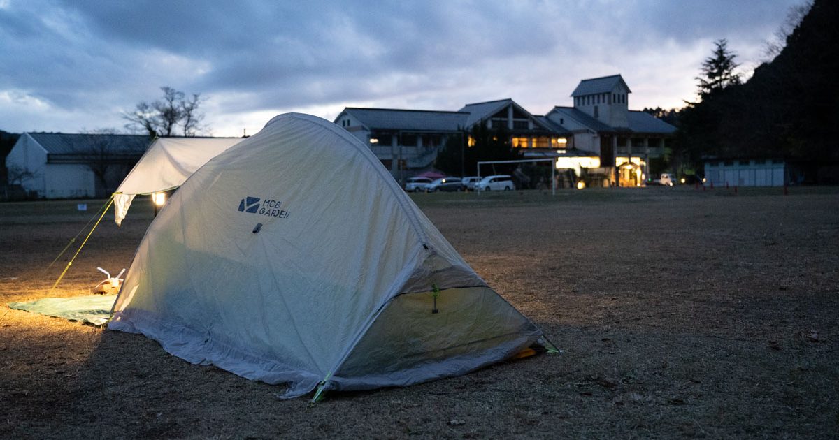 夜の学校でお酒が飲める!? 憧れがかなう「廃校キャンプ場・CAMPiece