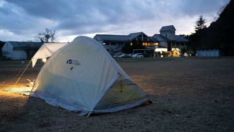 夜の学校でお酒が飲める!? 憧れがかなう「廃校キャンプ場・CAMPiece君津」泊まってみた