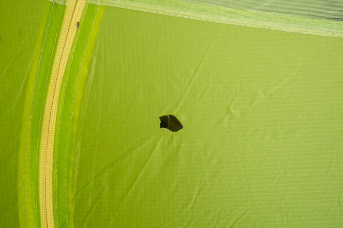 テントに空いた穴