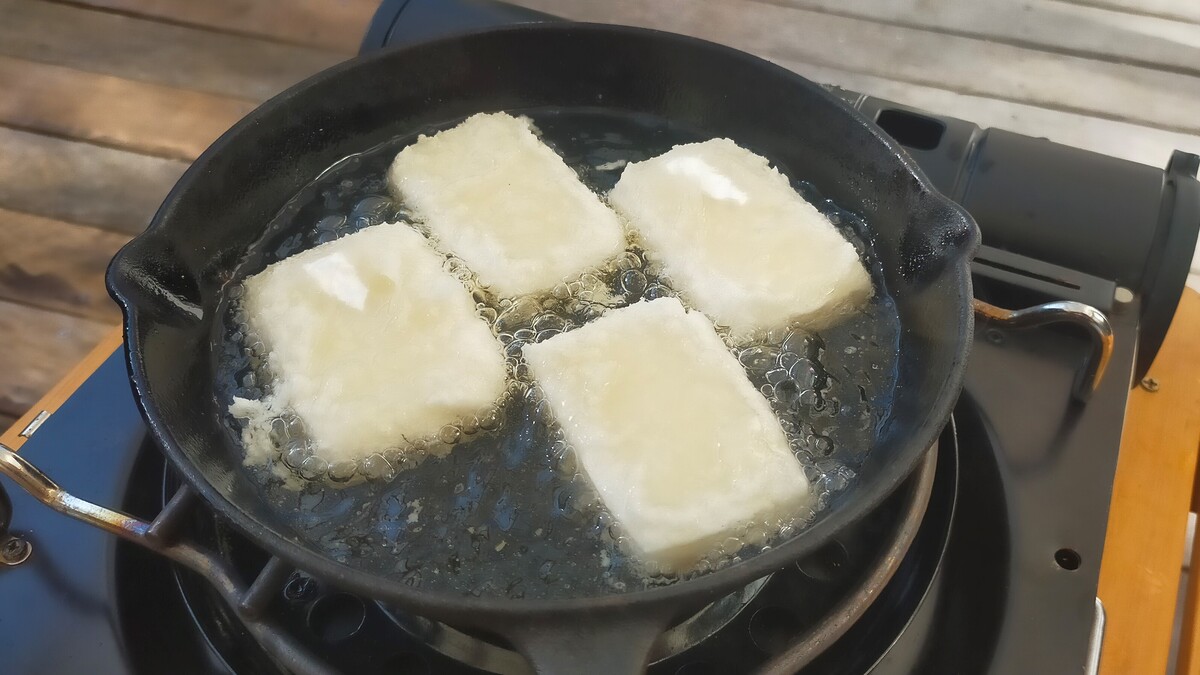 切り餅を油で揚げている様子。