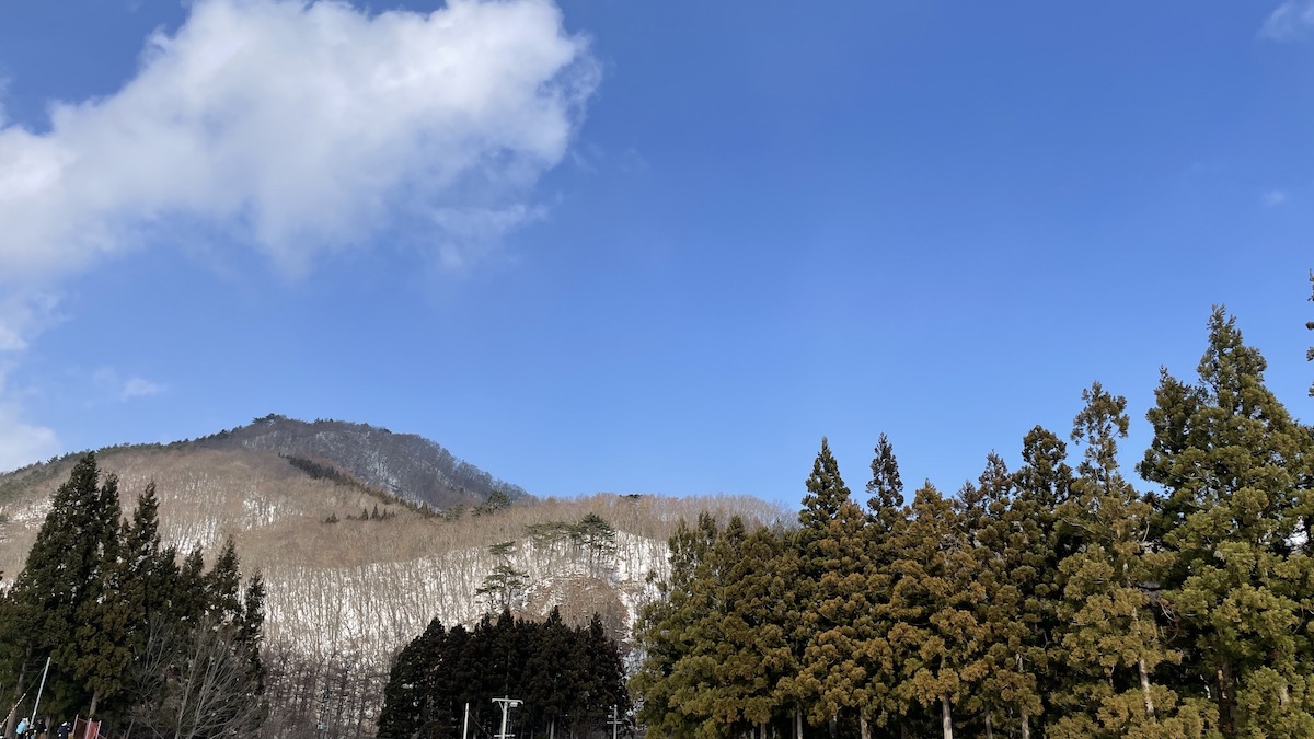 うっすら雪のかかった山