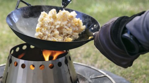 めざせチャーハンの達人！焚き火で作る専用中華鉄鍋セット「焚火パラパラ炒飯セット」って？