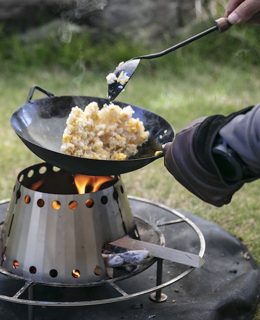 中古鉄鍋、鉄釜焚き火台などに めざせチャーハンの達人！焚き火で作る専用中華鉄鍋セット「焚火