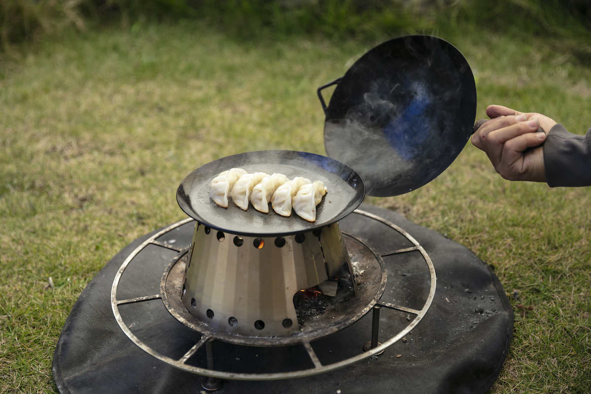 フライパン皿と組み合わせて餃子の蒸し焼きなども調理可能。
