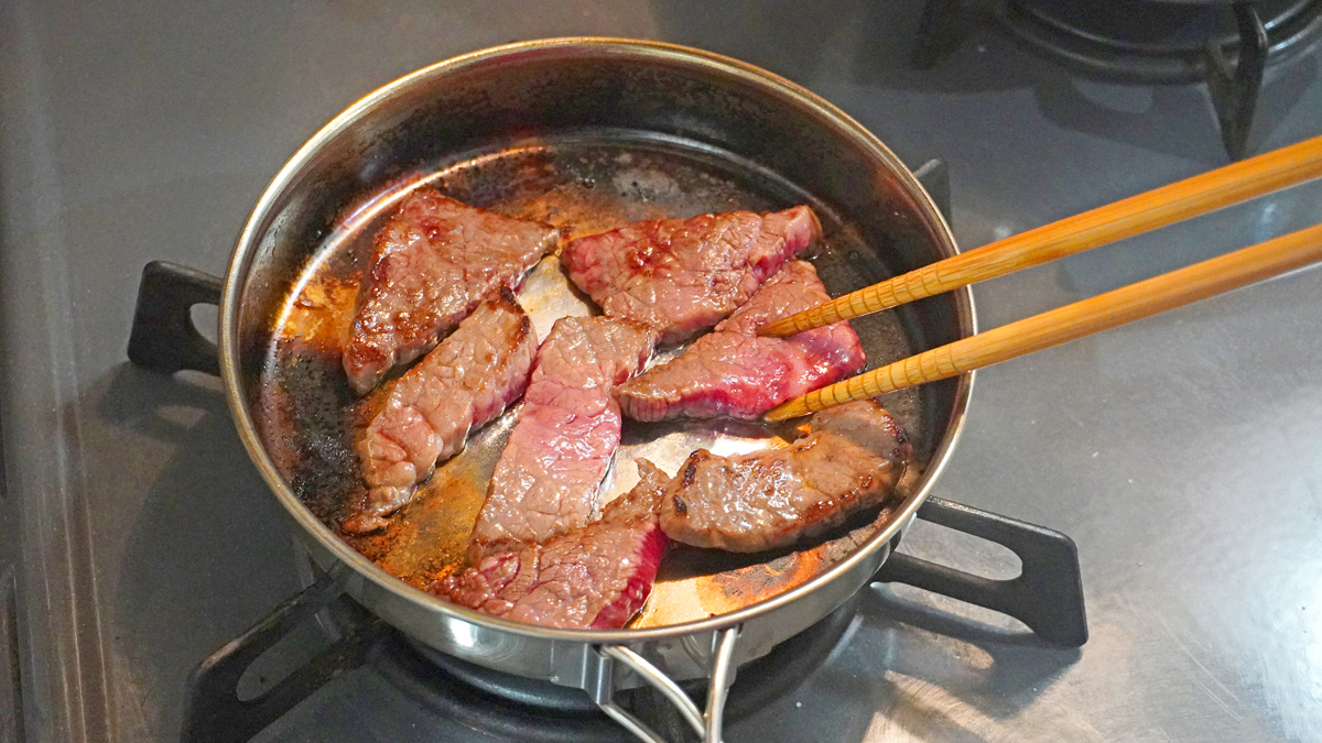 フライパンで牛肉を焼く