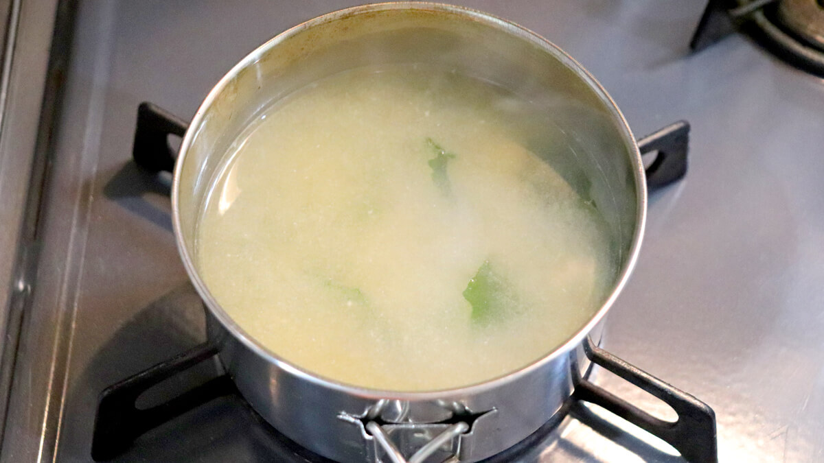 鍋（小）で味噌汁を作る