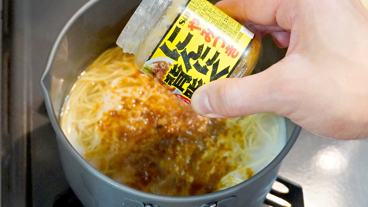 スープにやみつきにんにく背脂を加えて混ぜる