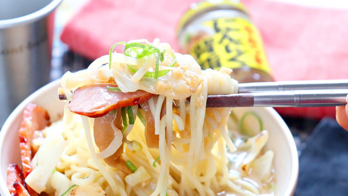 「やみつきにんにく背脂」で作るキャンプ系ラーメン