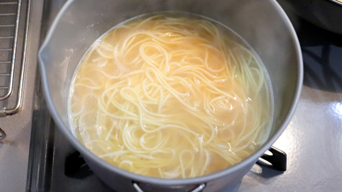 キャンプ系ラーメンの麺とスープ