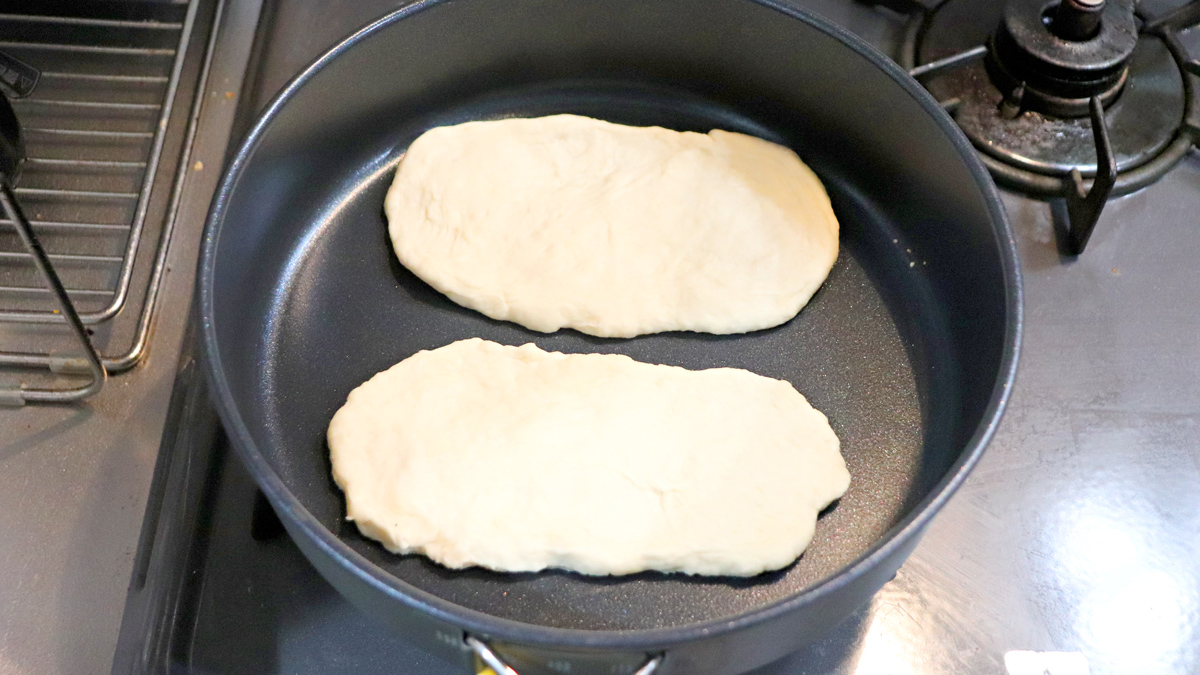 フライパンで生地を焼く