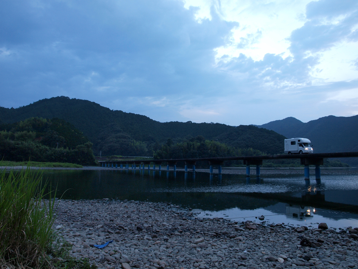 四万十川「沈下橋」を渡る