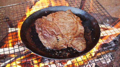 肉料理に！150年以上続く鍛冶屋が鉄板を木槌で叩いて製作したフライパン皿