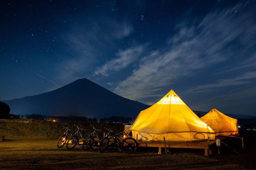 山が見える夜のキャンプ場