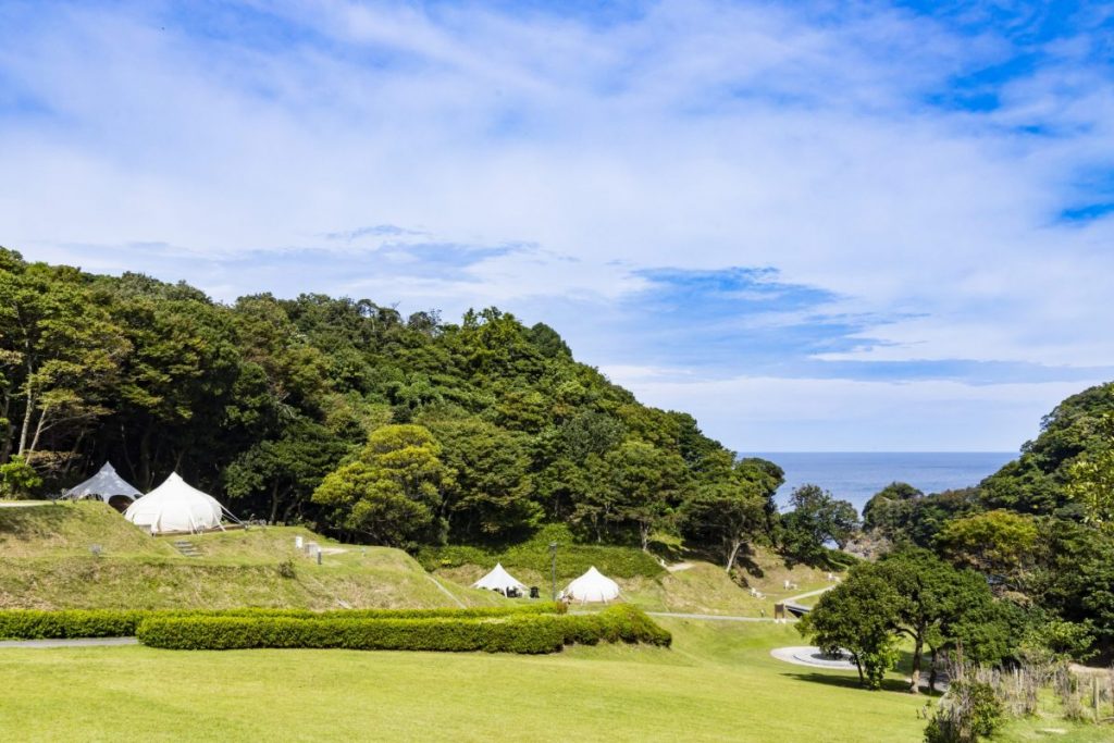 森の近くのキャンプ場