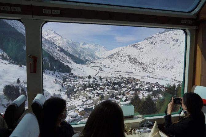 車窓から見えるスイスの雪景色