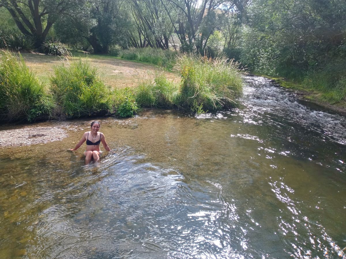キャンプ場を流れる小川で水浴び