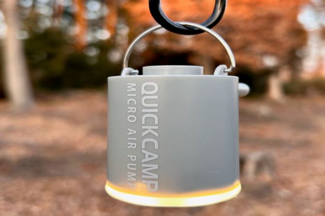 2分でマットの空気入れが完了。ランタンにもなる空気ポンプ「マイクロエアポンプ」の使い勝手は？