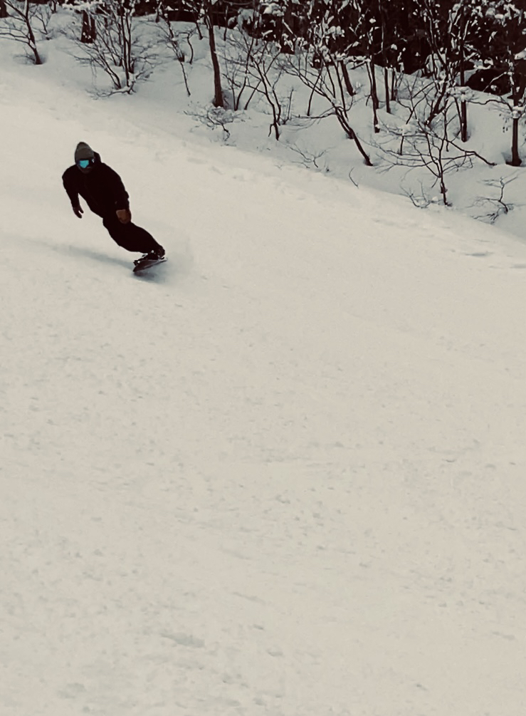 雪面を滑るスノーボーダー