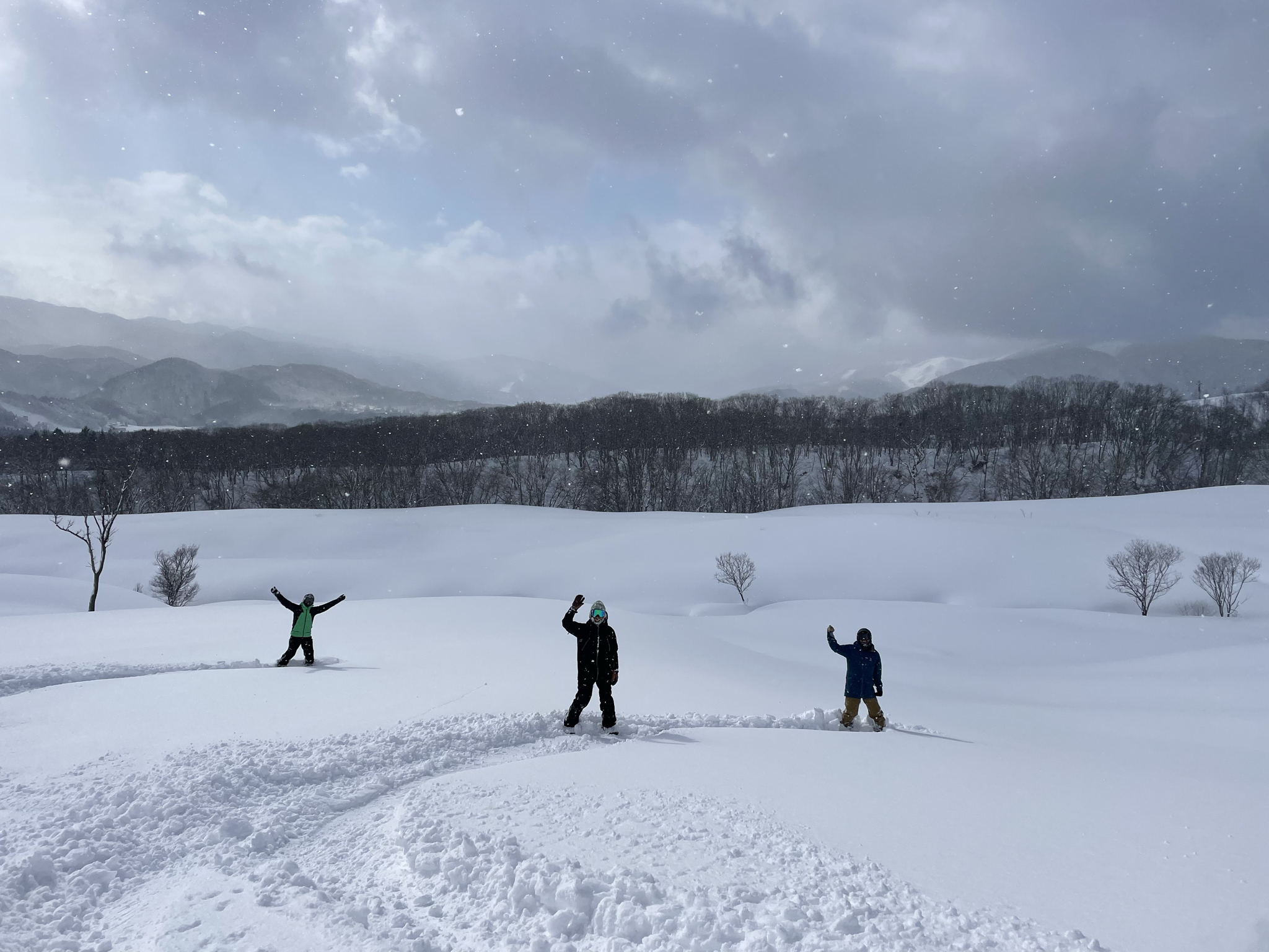 新雪に立つ3人