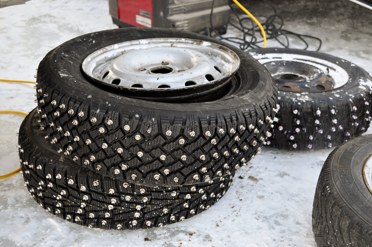 氷上カーレースで使用される車のタイヤ