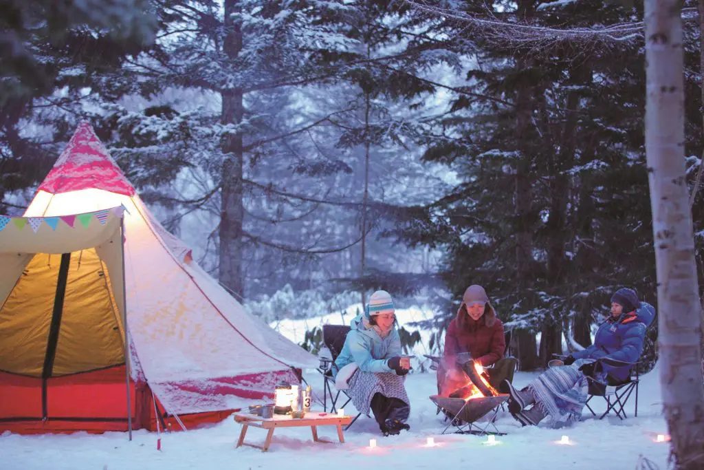 雪の中でキャンプ