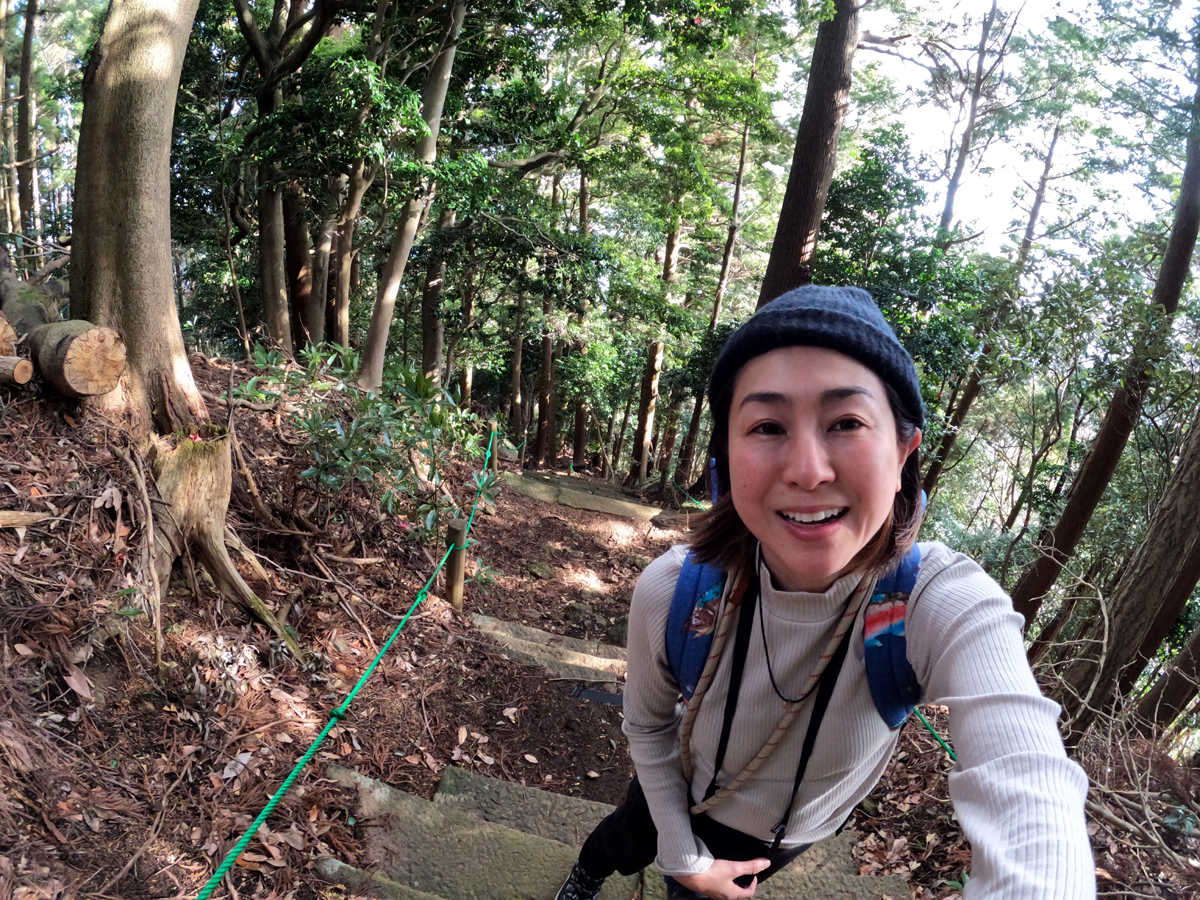 鐘ケ嶽へ続く山道を歩く筆者